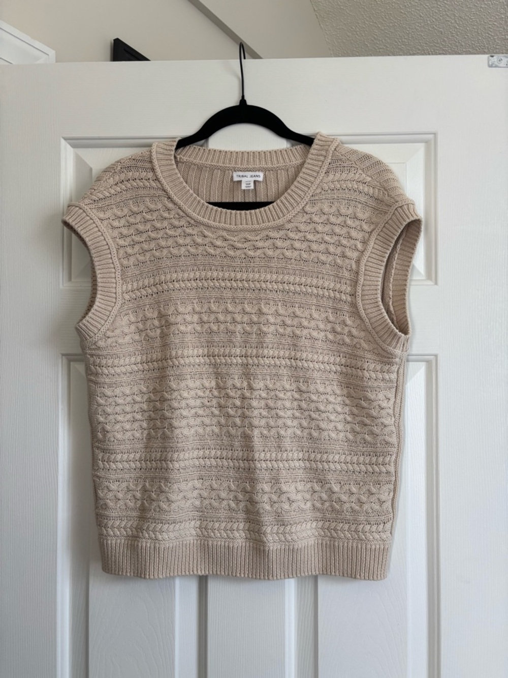 Caslon Sleeveless Cable-Knit Crewneck Sweater Vest in Beige